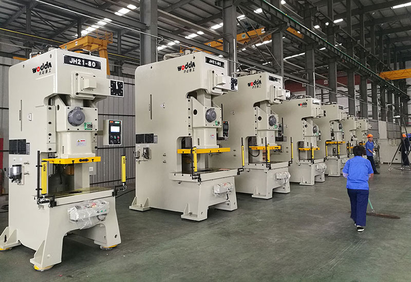 氣動(dòng)沖床現(xiàn)場(chǎng) 氣動(dòng)沖床現(xiàn)場(chǎng)