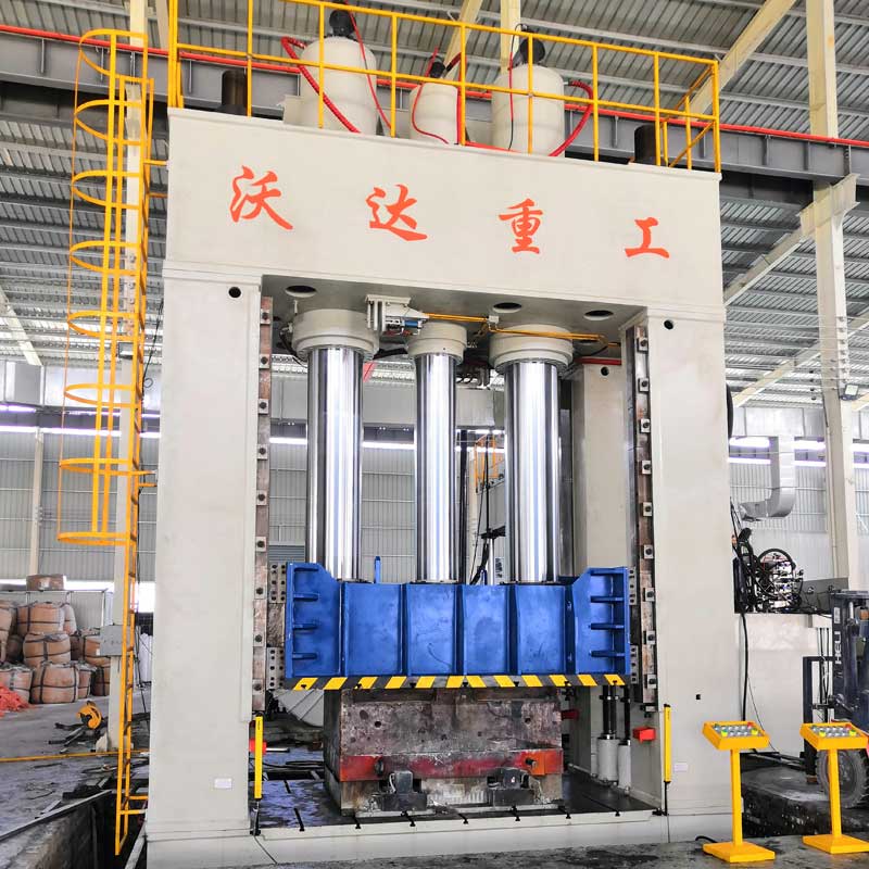 2000噸框架式液壓機(jī) 2000噸框架式液壓機(jī)