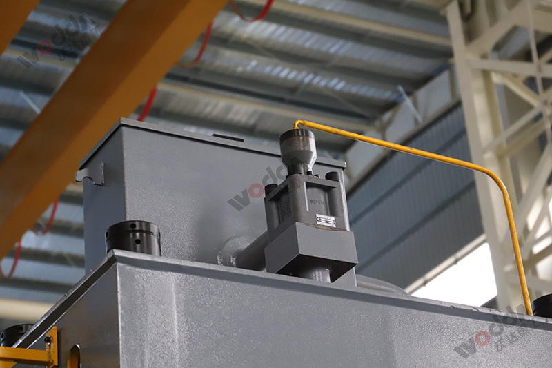 四柱液壓機(jī)如何選擇合適的液壓油？有哪些型號(hào)？