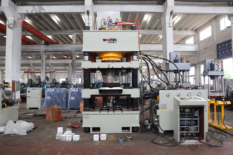 山東牛羊舔磚液壓機廠家哪家好？