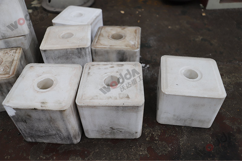 山東牛羊舔磚液壓機廠家哪家好？