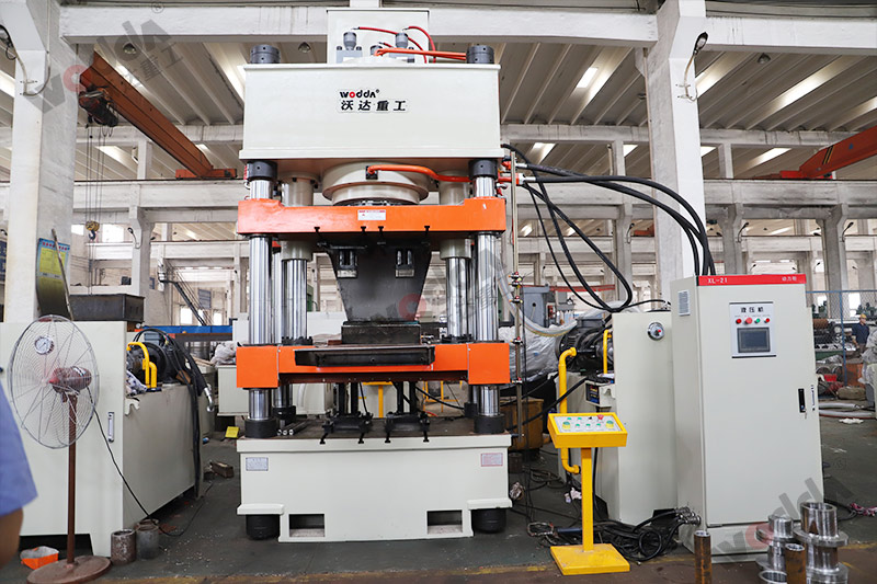 牛羊舔磚液壓機都有什么優(yōu)勢？山東四柱液壓機廠家分享