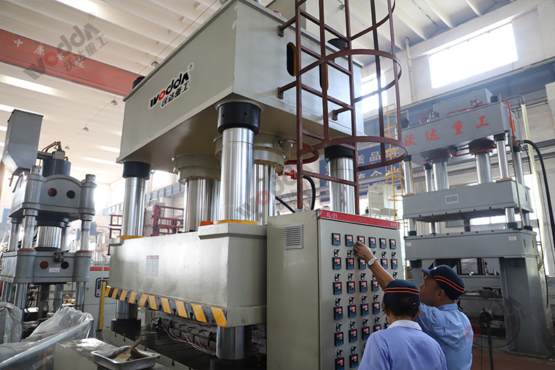 石墨烯導熱膜生產(chǎn)設(shè)備_1000噸液壓機_大型四柱液壓機