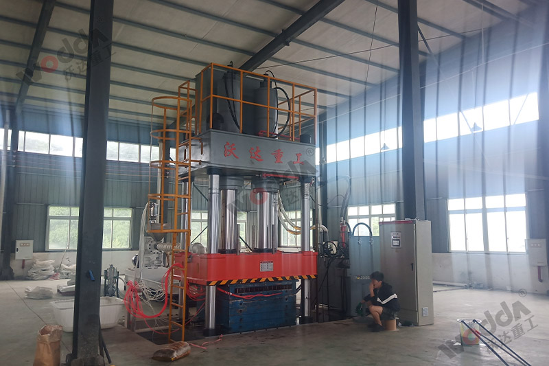 630噸塑料托盤液壓機(jī)實(shí)景圖 630噸塑料托盤液壓機(jī)實(shí)景圖