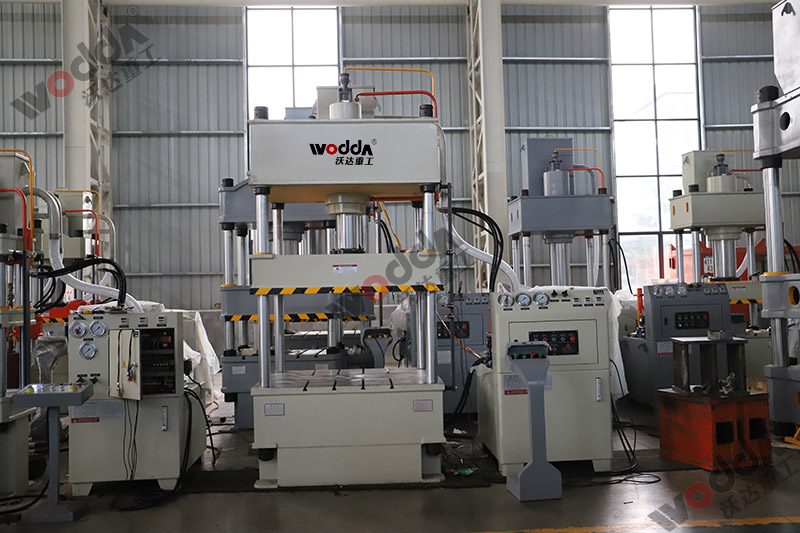 100噸下頂式四柱液壓機(jī) 100噸下頂式四柱液壓機(jī)