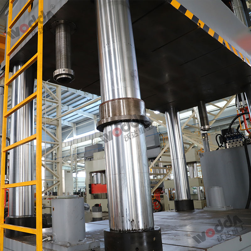 1500噸復(fù)合材料液壓機(jī)細(xì)節(jié) 1500噸復(fù)合材料液壓機(jī)細(xì)節(jié)