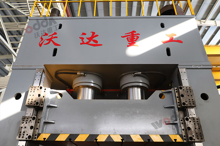 2000噸框架液壓機(jī)（滑塊、活塞）