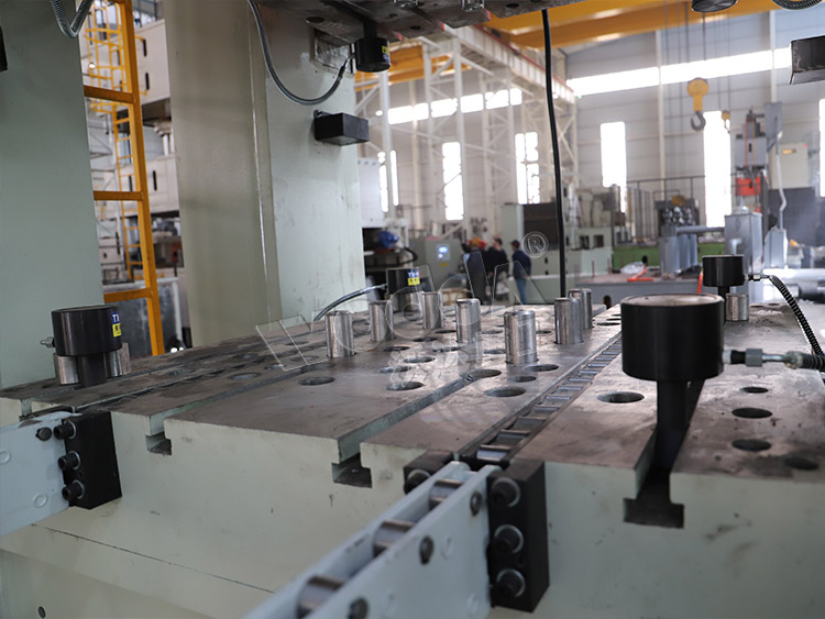 630噸框架式液壓機(多頂桿與舉模器) 630噸框架式液壓機(多頂桿與舉模器)