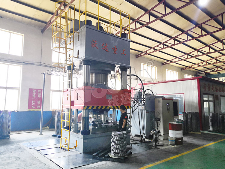 2000噸汽車離合器殼體成型液壓機.jpg 2000噸汽車離合器殼體成型液壓機.jpg