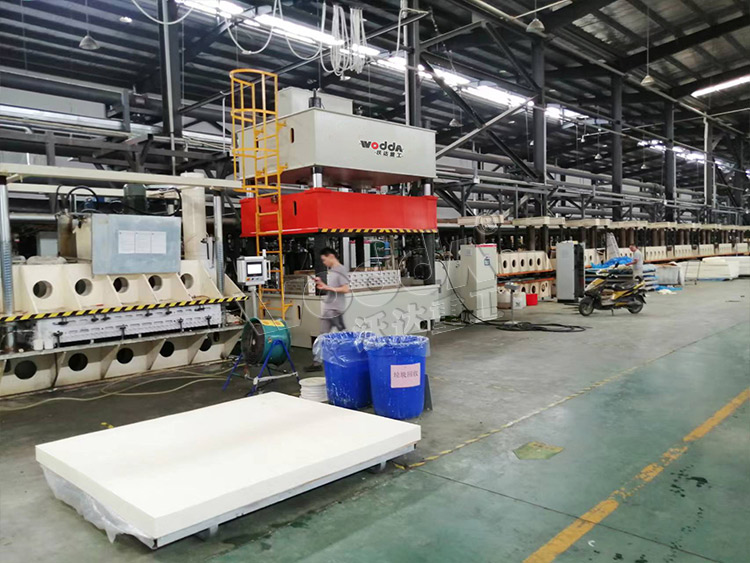 315噸四柱液壓機壓制床墊現(xiàn)場 315噸四柱液壓機壓制床墊現(xiàn)場