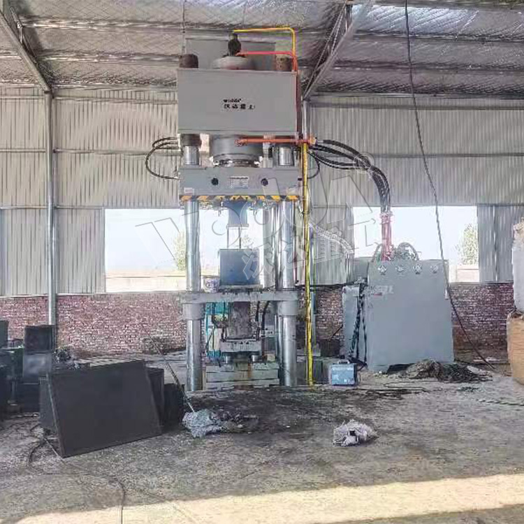 800噸石墨匣缽液壓機(jī)客戶現(xiàn)場(chǎng) 800噸石墨匣缽液壓機(jī)客戶現(xiàn)場(chǎng)