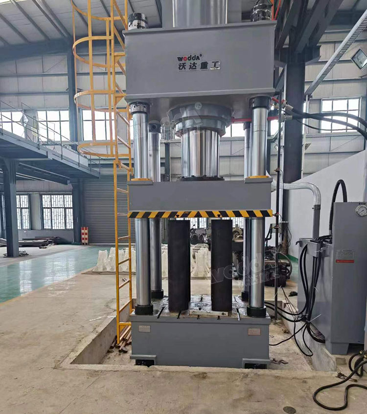 復(fù)合材料模壓機客戶車間現(xiàn)場 復(fù)合材料模壓機客戶車間現(xiàn)場