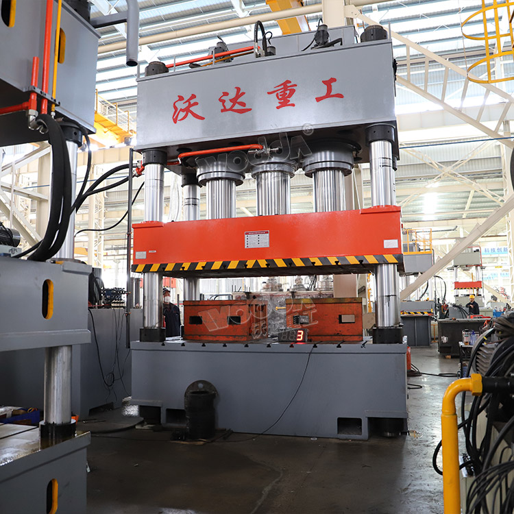 1200噸三梁四柱液壓機(jī) 1200噸三梁四柱液壓機(jī)