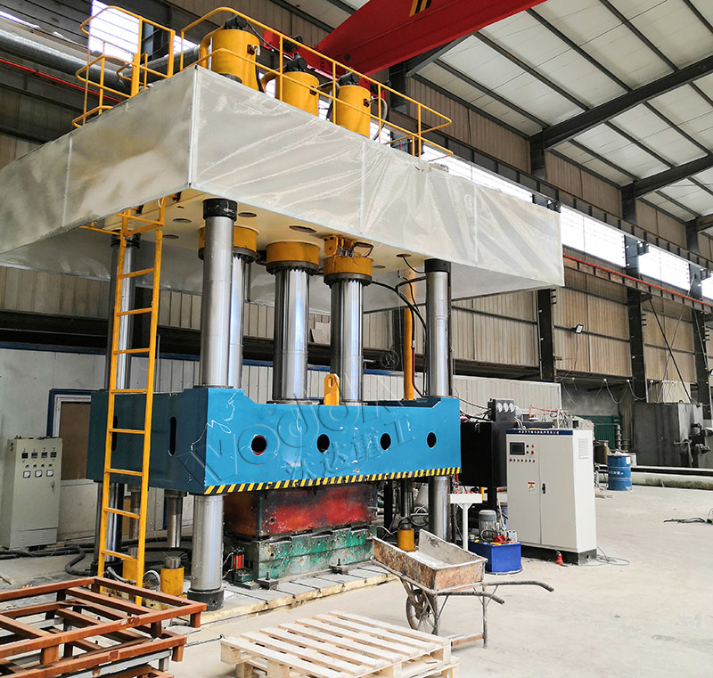 2000噸四柱液壓機(jī)現(xiàn)場(chǎng)