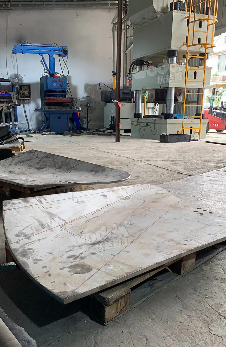 1000噸四柱油壓機(jī)客戶現(xiàn)場調(diào)試 1000噸四柱油壓機(jī)客戶現(xiàn)場調(diào)試