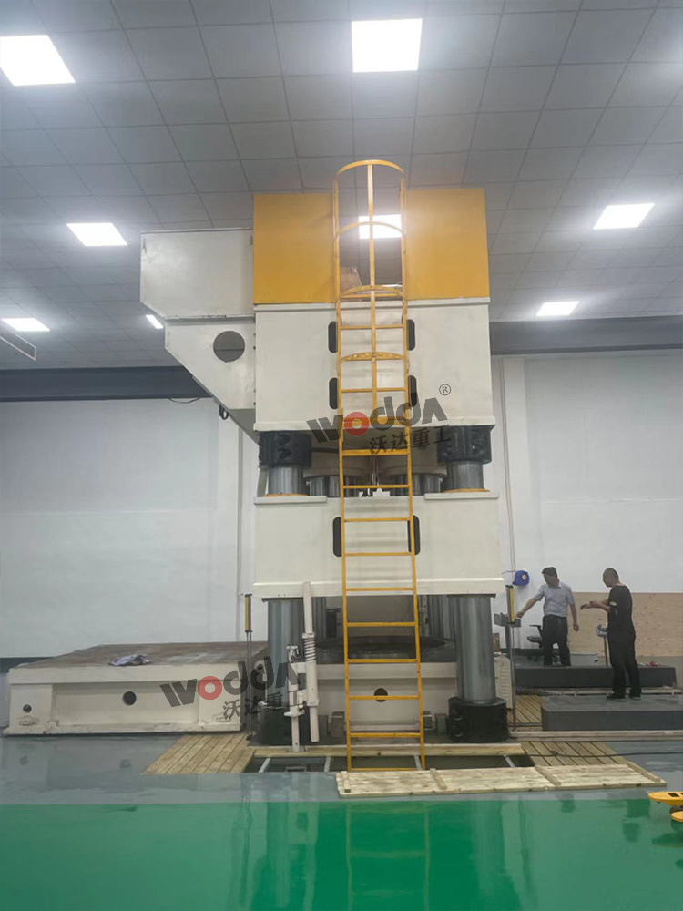 3000噸液壓機(jī)側(cè)面.jpg 3000噸液壓機(jī)側(cè)面.jpg