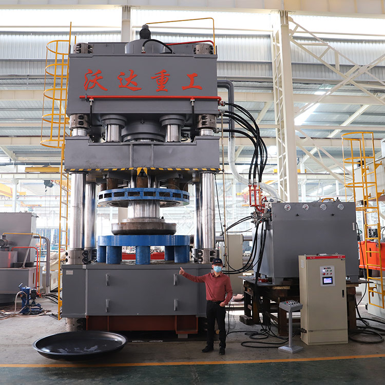客戶(hù)試機(jī)3000噸封頭液壓機(jī)