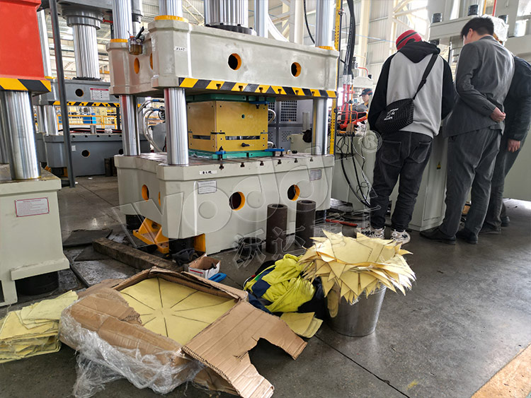 315噸四柱液壓機(jī)加工防彈頭盔 315噸四柱液壓機(jī)加工防彈頭盔