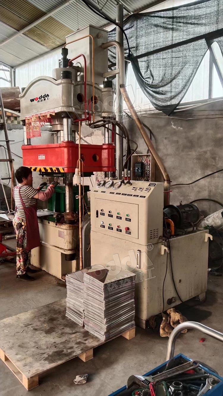 200不銹鋼拉伸液壓機客戶現(xiàn)場 200不銹鋼拉伸液壓機客戶現(xiàn)場