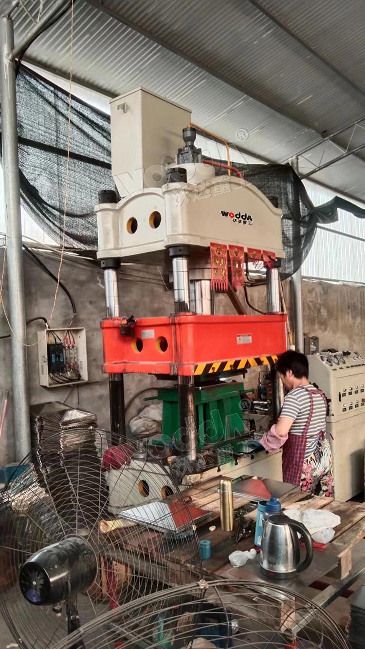 200噸四柱液壓機拉伸不銹鋼濾網(wǎng)成型 200噸四柱液壓機拉伸不銹鋼濾網(wǎng)成型