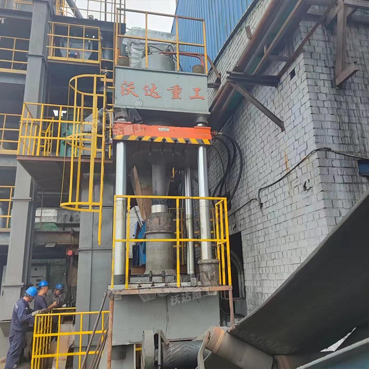 630噸三梁四柱液壓機(jī) 630噸三梁四柱液壓機(jī)