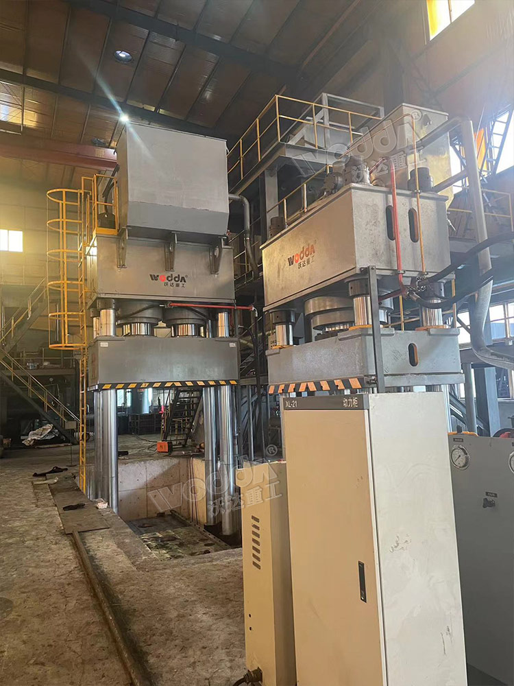 2000噸坩堝成型液壓機(jī) 2000噸坩堝成型液壓機(jī)