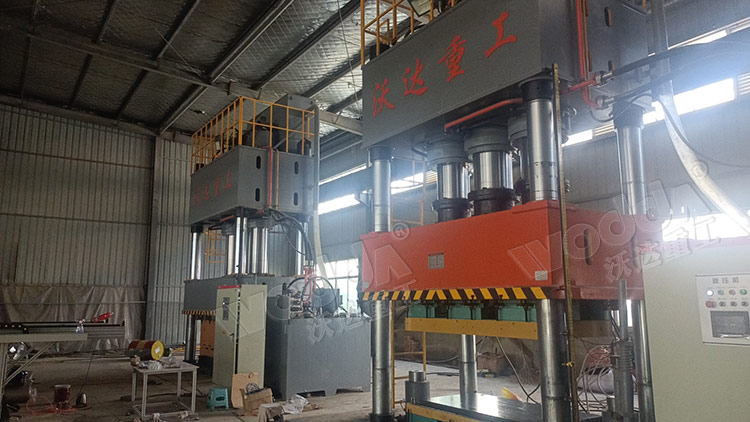 1500噸四柱液壓機模壓SMC汽車導流罩客戶現(xiàn)場 1500噸四柱液壓機模壓SMC汽車導流罩客戶現(xiàn)場