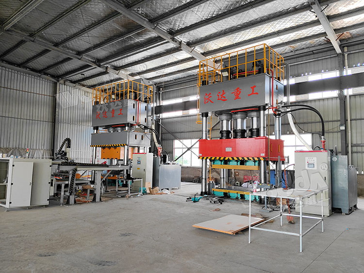 1500噸四柱液壓機(jī)模壓SMC汽車擋風(fēng)板 1500噸四柱液壓機(jī)模壓SMC汽車擋風(fēng)板