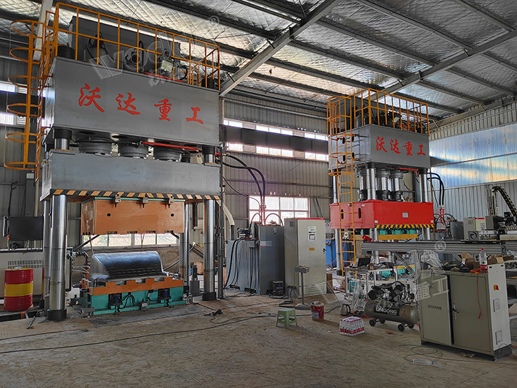 1500噸SMC汽車導(dǎo)流罩成型液壓機(jī)客戶現(xiàn)場(chǎng) 1500噸SMC汽車導(dǎo)流罩成型液壓機(jī)客戶現(xiàn)場(chǎng)