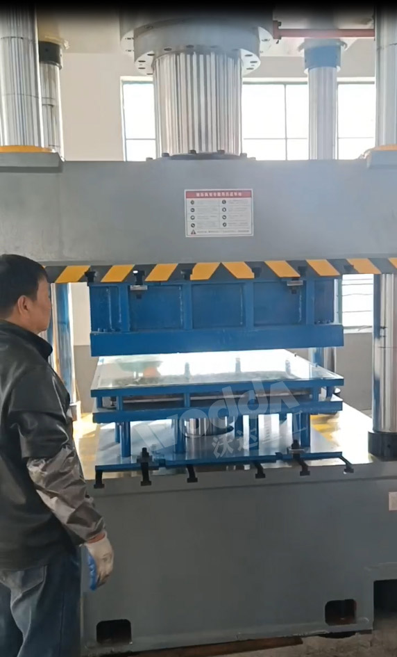 500噸四柱液壓機(jī)沖壓不銹鋼水箱板 500噸四柱液壓機(jī)沖壓不銹鋼水箱板