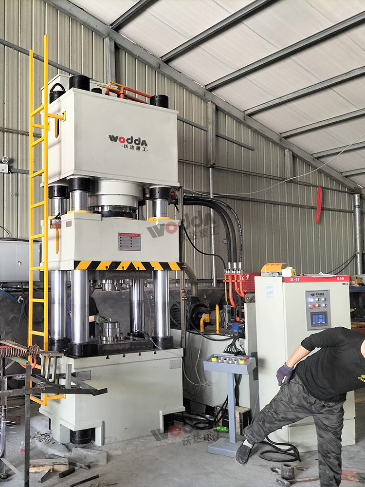 500噸熱模鍛液壓機(jī) 500噸熱模鍛液壓機(jī)