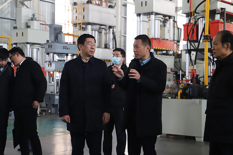 徐州市委常委、經(jīng)開區(qū)黨工委書記張克一行觀看車間