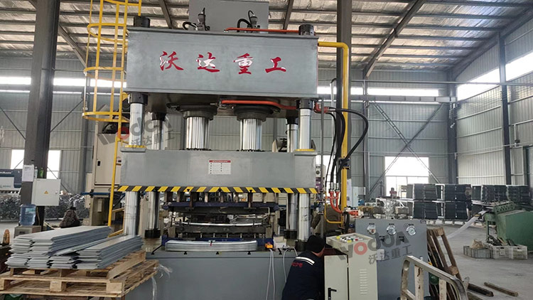 500噸汽車配件拉伸液壓機(jī)客戶現(xiàn)場 500噸汽車配件拉伸液壓機(jī)客戶現(xiàn)場