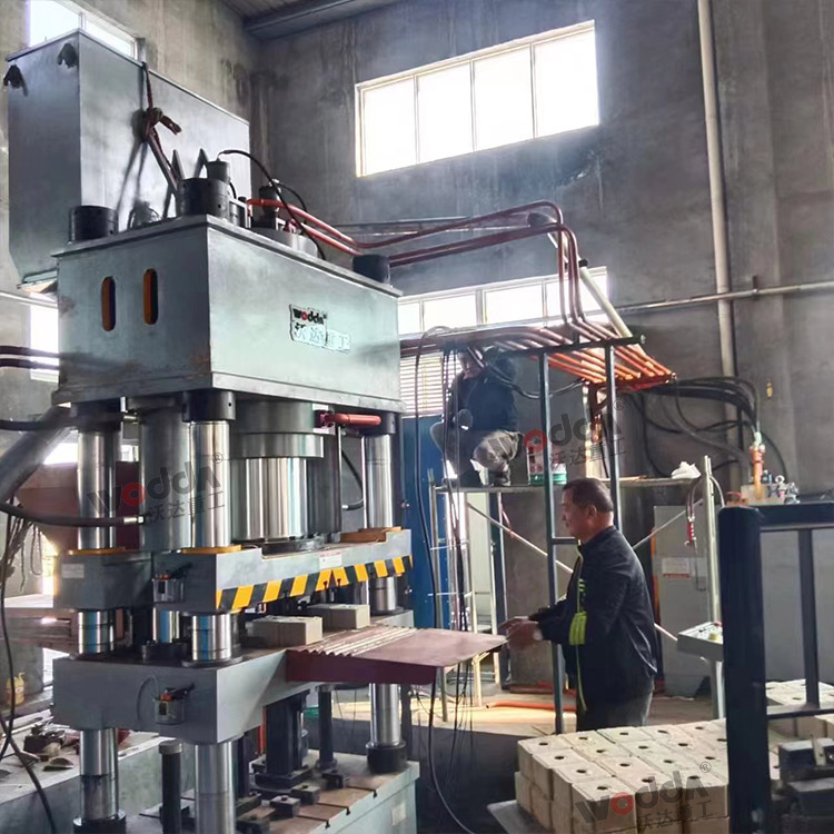 630噸四梁四柱液壓機（一模兩塊鹽磚）