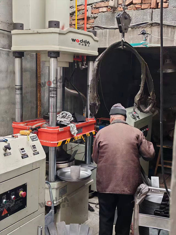 100噸不銹鋼鍋拉伸液壓機(jī)現(xiàn)場 100噸不銹鋼鍋拉伸液壓機(jī)現(xiàn)場