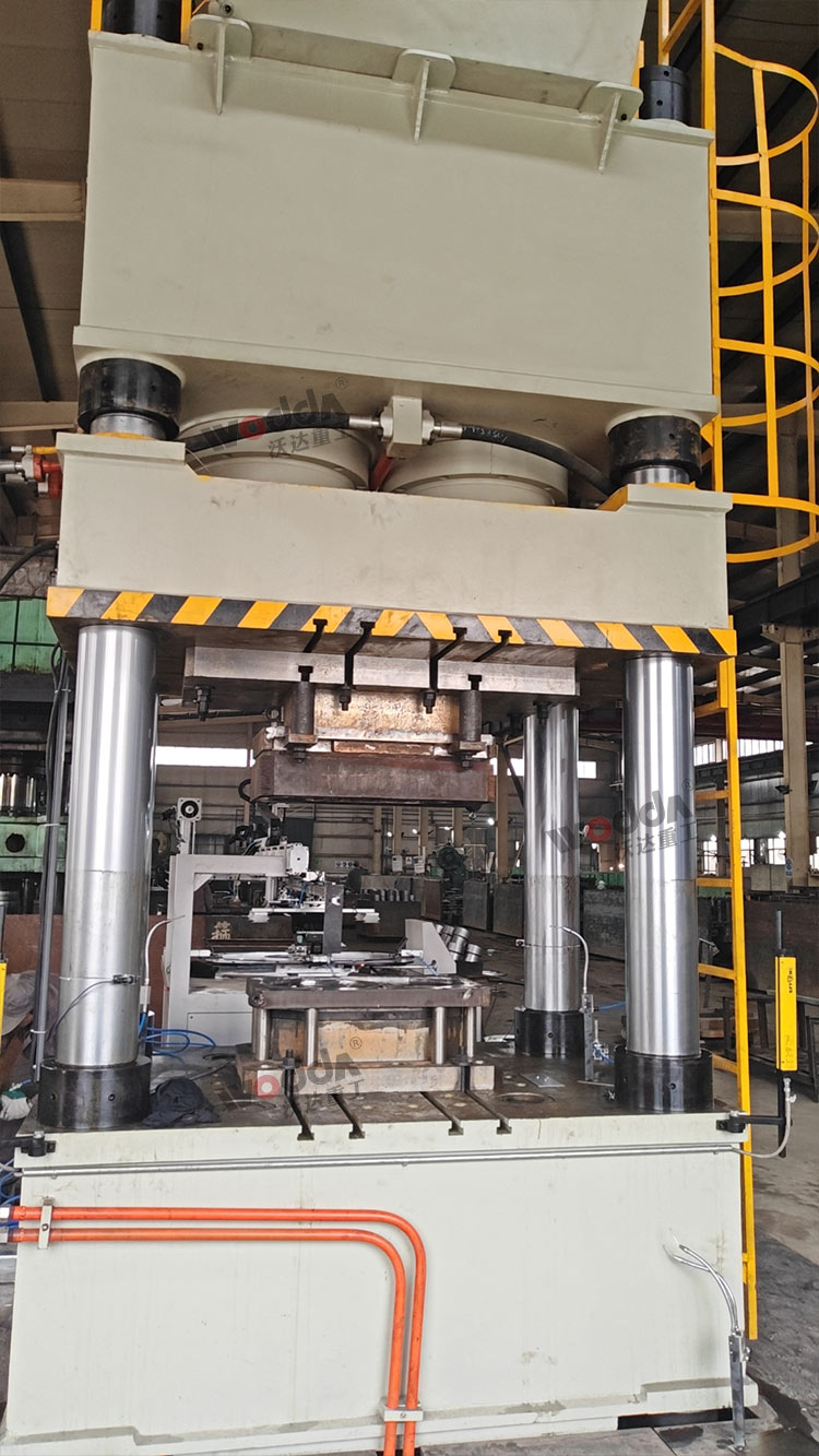 630噸四柱液壓機沖壓金屬板材現(xiàn)場 630噸四柱液壓機沖壓金屬板材現(xiàn)場