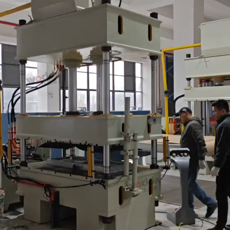 120噸四柱液壓機(jī)壓制汽車(chē)兩排腳墊現(xiàn)場(chǎng) 120噸四柱液壓機(jī)壓制汽車(chē)兩排腳墊現(xiàn)場(chǎng)