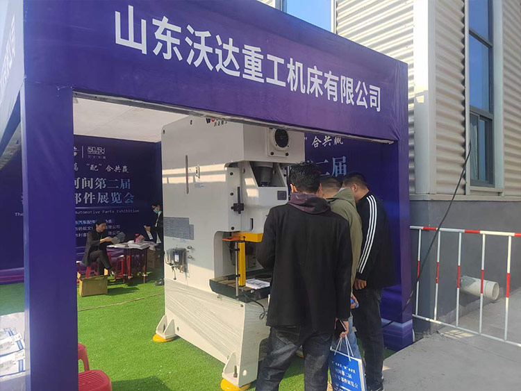 山東沃達(dá)重工機床有限公司蘇經(jīng)理為用戶介紹設(shè)備 山東沃達(dá)重工機床有限公司蘇經(jīng)理為用戶介紹設(shè)備