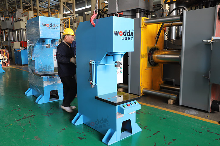 12臺(tái)單柱液壓機(jī)車間調(diào)試 12臺(tái)單柱液壓機(jī)車間調(diào)試