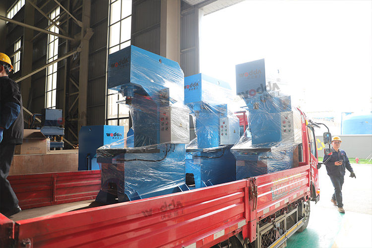 12臺(tái)單柱液壓機(jī)車間發(fā)貨 12臺(tái)單柱液壓機(jī)車間發(fā)貨