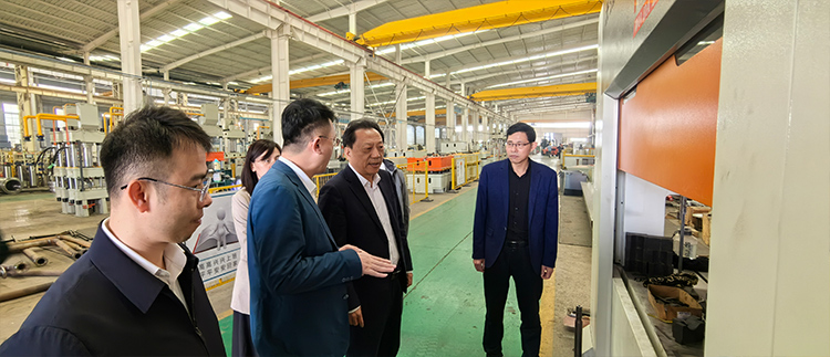 劉局長一行參觀車間 劉局長一行參觀車間