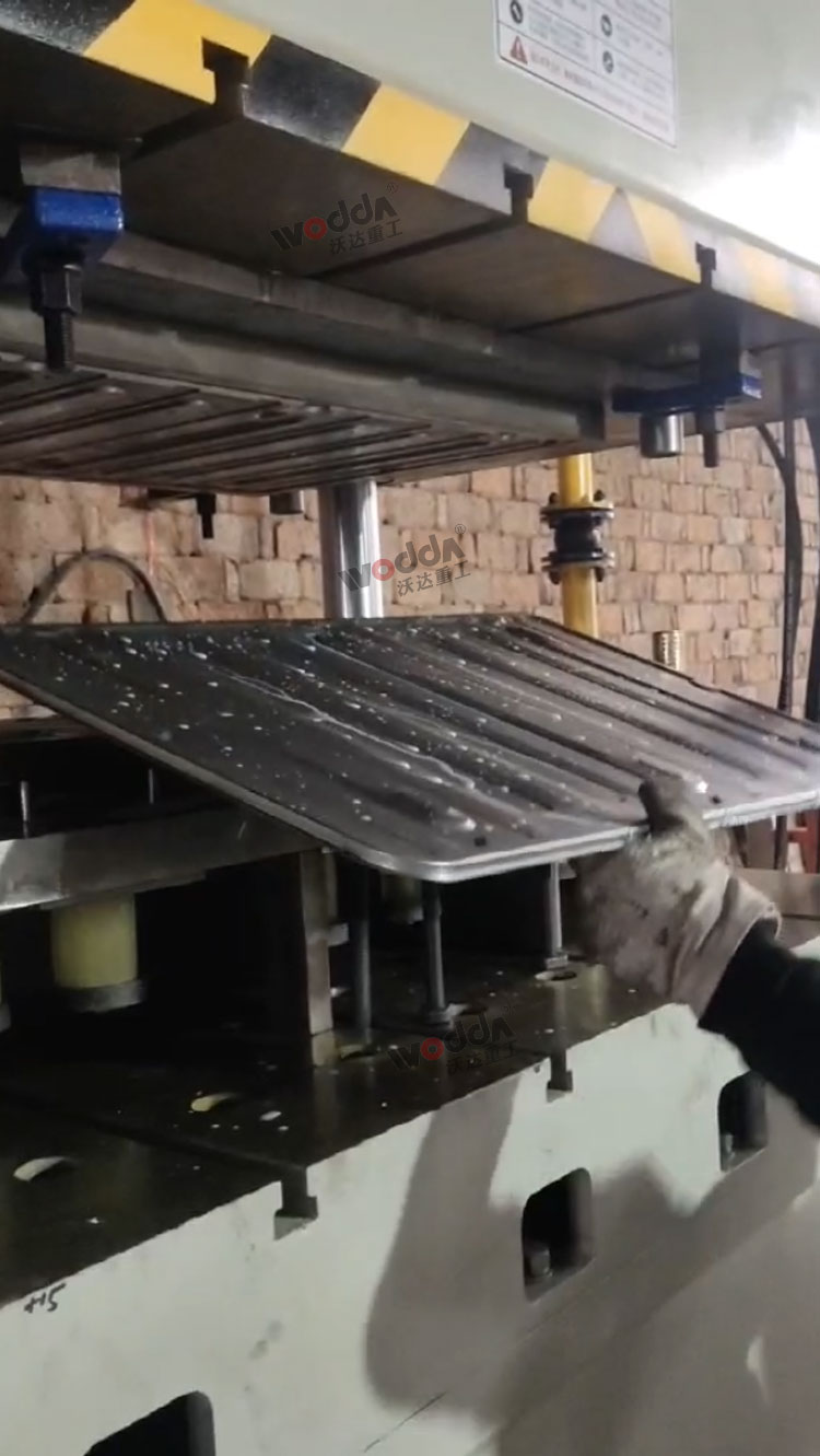 200噸四柱液壓機(jī)沖壓節(jié)能燈后殼成型 200噸四柱液壓機(jī)沖壓節(jié)能燈后殼成型