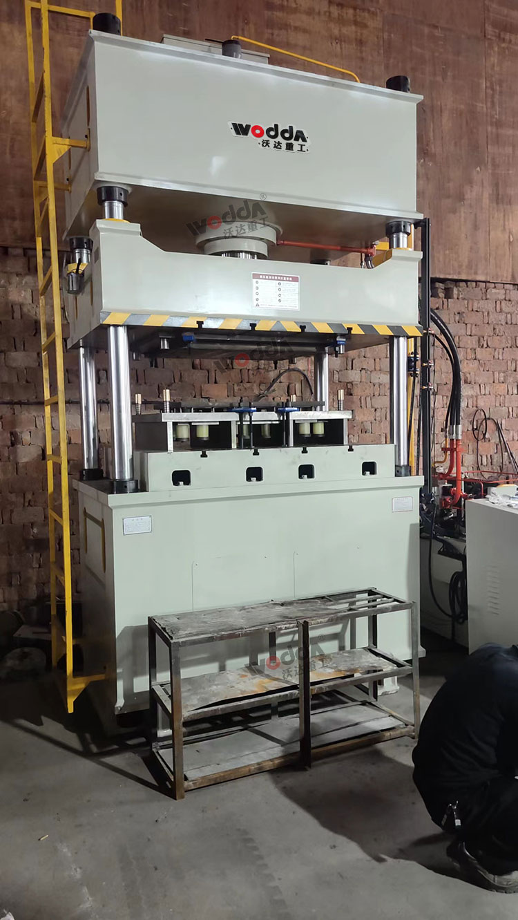 200噸四柱液壓機(jī)客戶現(xiàn)場(chǎng) 200噸四柱液壓機(jī)客戶現(xiàn)場(chǎng)