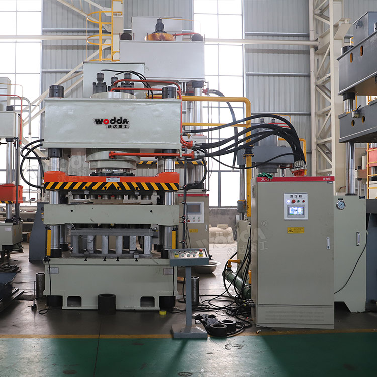 630噸四梁四柱液壓機(jī)車間試機(jī) 630噸四梁四柱液壓機(jī)車間試機(jī)