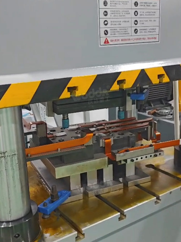 400噸四柱液壓機(jī)沖壓導(dǎo)電傳輸帶 400噸四柱液壓機(jī)沖壓導(dǎo)電傳輸帶