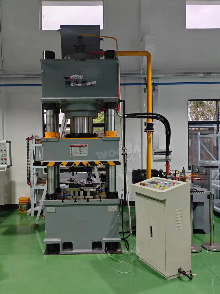 400噸新能源汽車(chē)零部件成型液壓機(jī)客戶現(xiàn)場(chǎng) 400噸新能源汽車(chē)零部件成型液壓機(jī)客戶現(xiàn)場(chǎng)