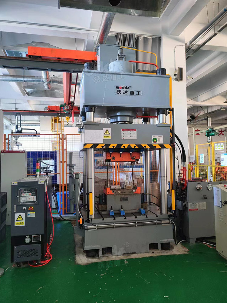 315噸四柱液壓機(jī)客戶現(xiàn)場 315噸四柱液壓機(jī)客戶現(xiàn)場