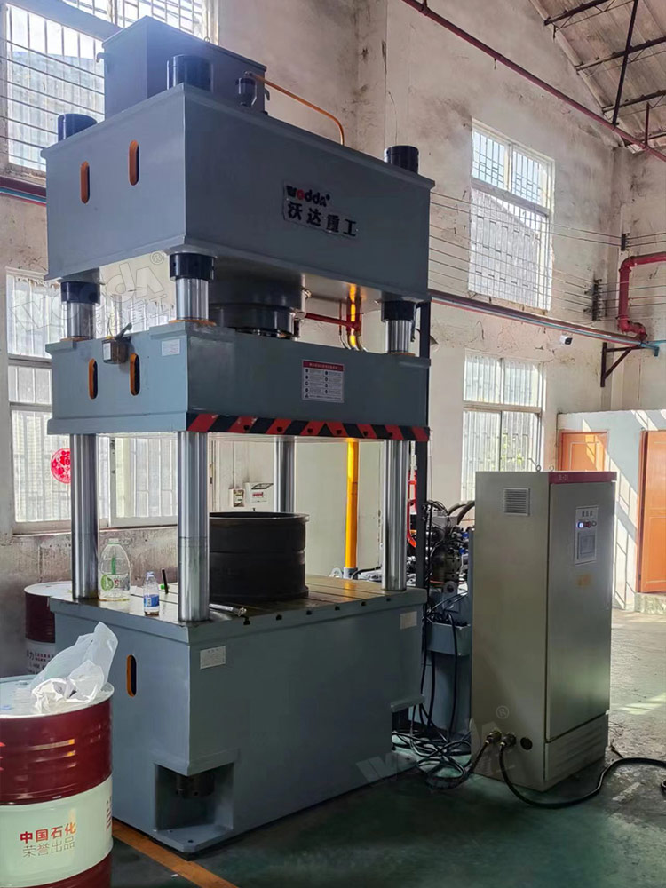 315噸伺服液壓機(jī)客戶現(xiàn)場 315噸伺服液壓機(jī)客戶現(xiàn)場