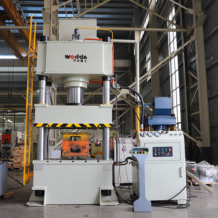 三梁四柱液壓機(jī) 三梁四柱液壓機(jī)