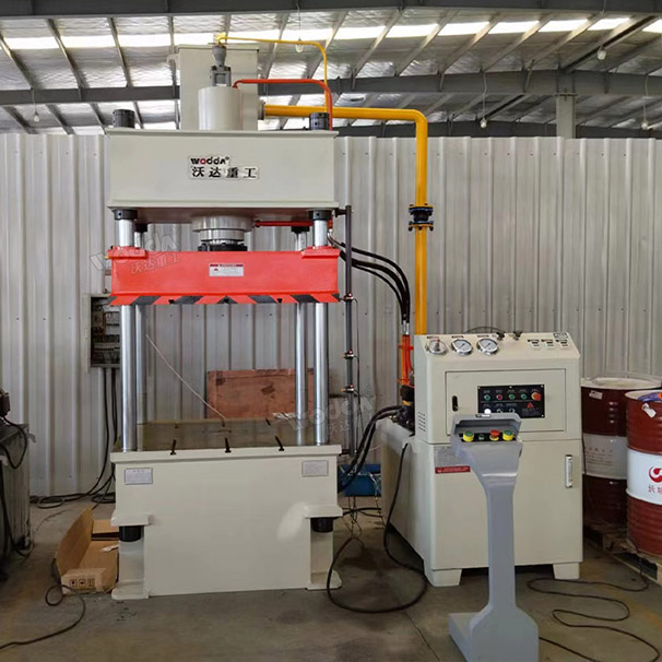 100噸排氣管隔熱罩壓型液壓機客戶現(xiàn)場 100噸排氣管隔熱罩壓型液壓機客戶現(xiàn)場